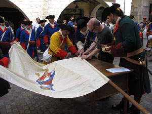 Clavetejat de la bandera a la pla&ccedil;a del Vi