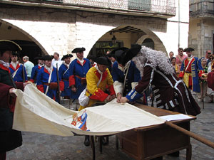 Clavetejat de la bandera a la pla&ccedil;a del Vi