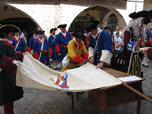 Clavetejat de la bandera a la pla&ccedil;a del Vi