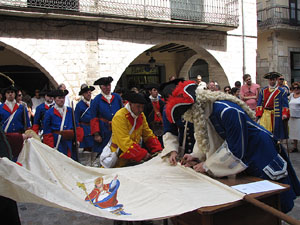 Clavetejat de la bandera a la pla&ccedil;a del Vi