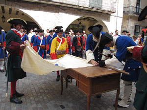 Clavetejat de la bandera a la pla&ccedil;a del Vi