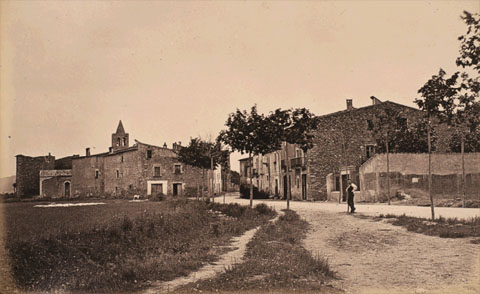El poble de Santa Eug&egrave;nia, amb l'esgl&eacute;sia al fons. 1877