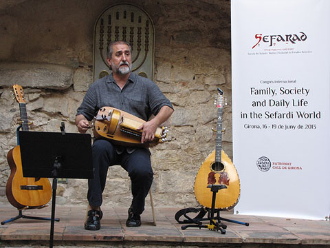 El músic Paco Diez durant la seva actuació