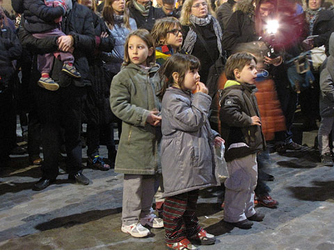 Concentraci&oacute; per l'escola en catal&agrave; a la pla&ccedil;a del Vi