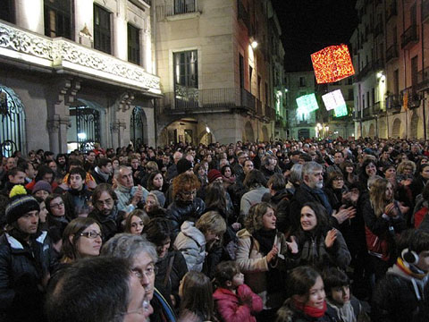 Concentraci&oacute; per l'escola en catal&agrave; a la pla&ccedil;a del Vi