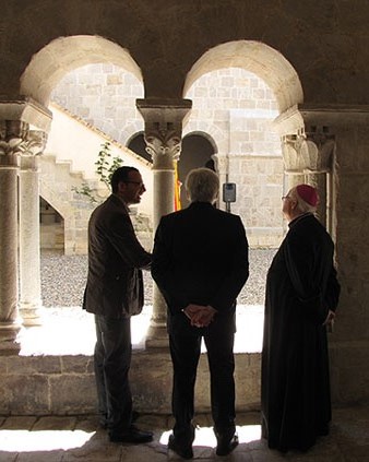 L'arquitecte autor del projecte Josep Pla explica els treballs al conseller Mascarell i al bisbe Pardo