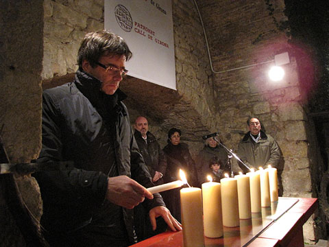 Encesa de la setena espelma pel senyor Carles Puigdemont i Casamaj&oacute;, alcalde de Girona