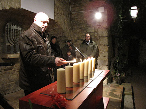Encesa de la cinquena espelma pel senyor Xavier M. Sanlleh&iacute; Brunet, alcalde de Castell&oacute; d'Emp&uacute;ries