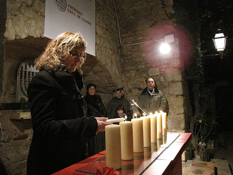 Encesa de la sisena espelma per la regidora Josefina Surina i Gelis, de l'ajuntament de Besal&uacute;
