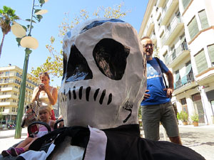 Cercavila amb els gegants i capgrossos de Girona, els de Torroella de Montgr&iacute; i els del Grupo Cultural Aserr&iacute; de Costa Rica