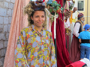 Cercavila amb els gegants i capgrossos de Girona, els de Torroella de Montgr&iacute; i els del Grupo Cultural Aserr&iacute; de Costa Rica