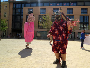 Cercavila amb els gegants i capgrossos de Girona, els de Torroella de Montgr&iacute; i els del Grupo Cultural Aserr&iacute; de Costa Rica