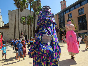 Cercavila amb els gegants i capgrossos de Girona, els de Torroella de Montgr&iacute; i els del Grupo Cultural Aserr&iacute; de Costa Rica
