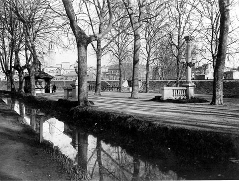 Entrada a la Devesa, amb la balaustrada, les columnes i els llums que es traslladarien a la rambla Verdaguer. 1928