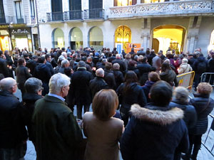 Concentració silenciosa en record de Muriel Casals a la plaça del Vi de Girona