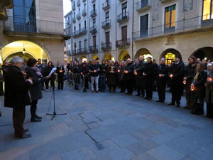 Concentració silenciosa en record de Muriel Casals a la plaça del Vi de Girona