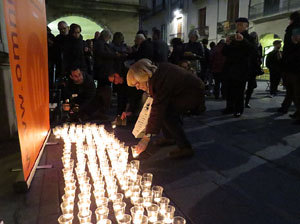 Concentració silenciosa en record de Muriel Casals a la plaça del Vi de Girona