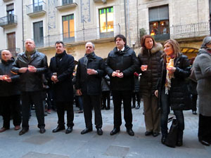 Concentració silenciosa en record de Muriel Casals a la plaça del Vi de Girona