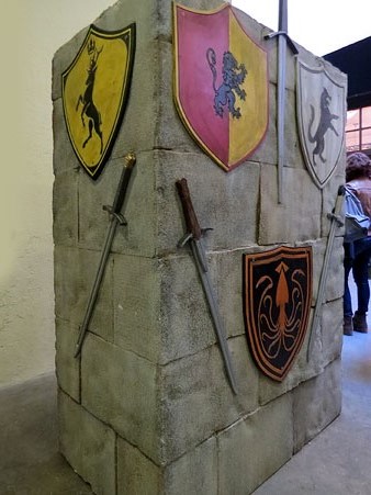 Decoraci&oacute; a l'acc&eacute;s al vest&iacute;bul del Teatre Municipal