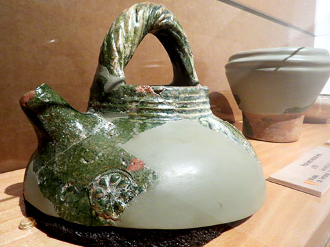 Poal amb vidriat verd. Segle XIV