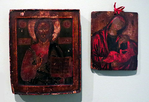 Icones bizantines. Esquerra: Crist en Majestat, segle XV. Dreta: Mare de D&eacute;u amb el Nen, segle XVII. Tremp sobre fusta i pastillatge. Col. Montserrat Mas&oacute; Bru, Girona