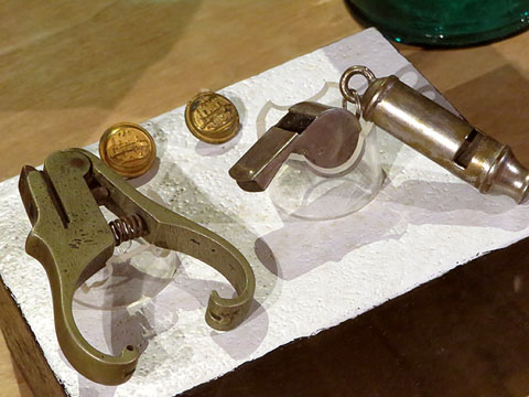 Marcador de bitllets, botons de la Companyia del Ferrocarril de Sant Feliu de Gu&iacute;xols a Girona, xiulets de cap d'estaci&oacute;