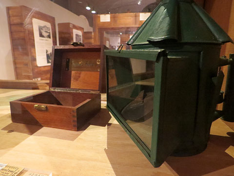 Caixa regal d'homenatge a Laure&agrave; Roca com a treballador de la Cia. del Ferrocarril, fanal de m&agrave; de la Companyia del Ferrocarril de Sant Feliu de Gu&iacute;xols a Girona