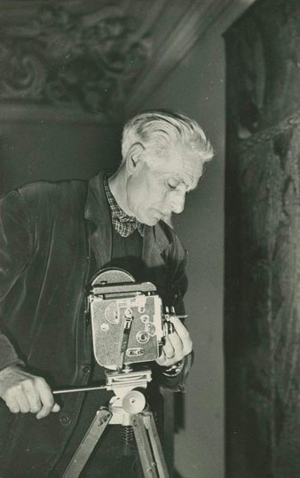 Antoni Var&eacute;s filmant el Tap&iacute;s de la Creaci&oacute; de la Catedral de Girona amb la seva c&agrave;mera. 1965