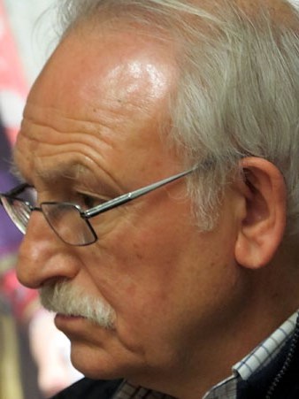 Llu&iacute;s Var&eacute;s, fill d'Antoni Var&eacute;s, durant la inauguraci&oacute; de l'exposici&oacute;