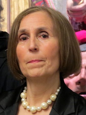 Anna Maria Var&eacute;s, filla d'Antoni Var&eacute;s, durant la inauguraci&oacute; de l'exposici&oacute;