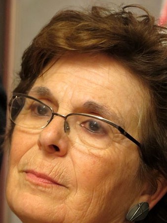 Albina Var&eacute;s, filla d'Antoni Var&eacute;s, durant la inauguraci&oacute;