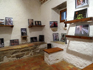 Exposició 'Fora al carrer', fotografies de Josep Burset, a l'espai El túnel del Bellmirall