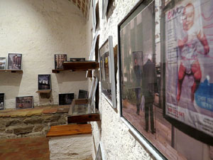 Exposició 'Fora al carrer', fotografies de Josep Burset, a l'espai El túnel del Bellmirall