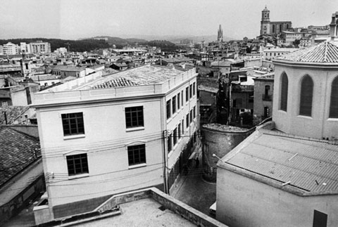 L'edifici de l'escola. En primer terme, un dels patis