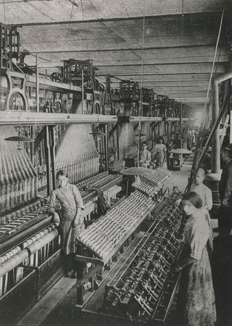 Dones treballant amb telers a l'interior de la fàbrica Gròber. 1910-1920