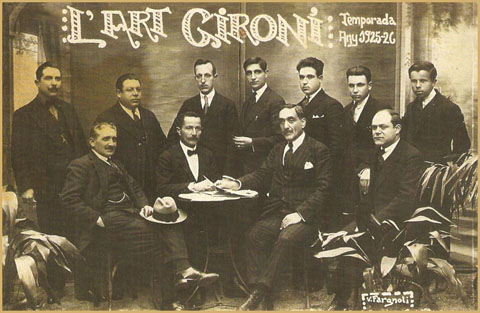 Fotografia de la formació musical L'Art Gironí, 1924. Assegut, a la dreta, Josep Baró Güell