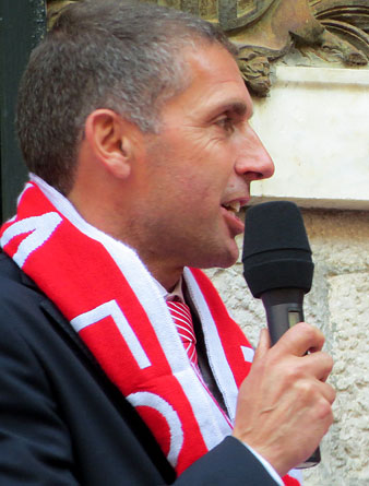 Delf&iacute; Geli, president del Girona, durant el seu parlament al balc&oacute; de l'Ajuntament