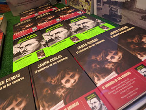 Signatura de llibres de Javier Cercas a la llibreria Geli de Girona