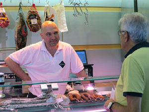 Campanya de recollida d'aliments al Mercat del Lle&oacute;. Presentaci&oacute; pel regidor de Sostenibilitat, Medi Ambient, Participaci&oacute; i Cooperaci&oacute; de l'Ajuntament de Girona Eduard Berloso