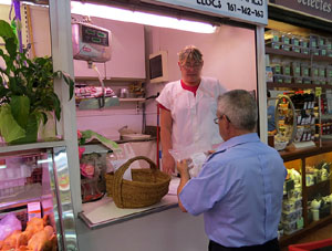 Campanya de recollida d'aliments al Mercat del Lle&oacute;. Presentaci&oacute; pel regidor de Sostenibilitat, Medi Ambient, Participaci&oacute; i Cooperaci&oacute; de l'Ajuntament de Girona Eduard Berloso