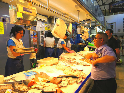 Recollida dels aliments al Mercat del Lle&oacute;