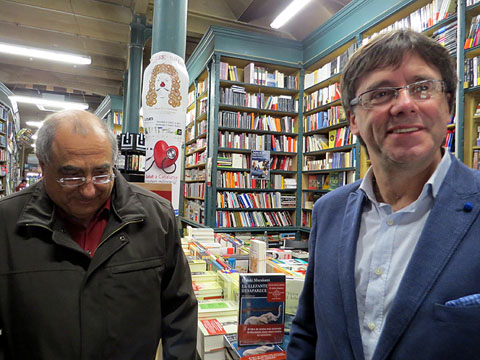 El president de la Generalitat, Carles Puigdemont, i Joaquim Nadal al finalitzar l'esdeveniment