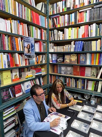 Montse Casta&ntilde;o i el llibreter Xavier Del&ograve;s durant la trobada