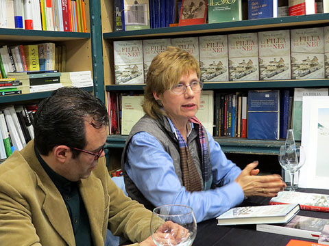 N&uacute;ria Esponell&agrave; i Xavier Del&ograve;s durant la trobada