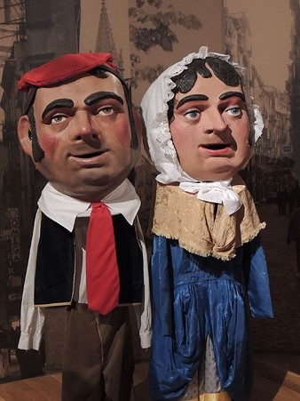 A l'esquerra, el Merdisser, capgròs que representa els pagesos de les hortes del Mercadal