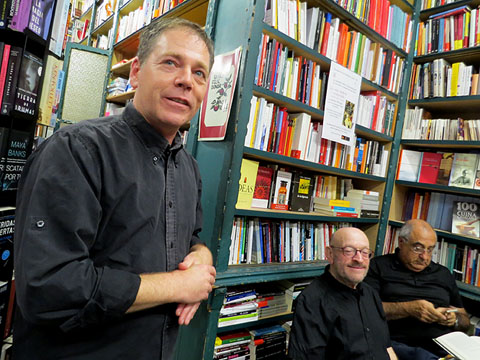 Abraham Simon presentant el plat que ha preparat