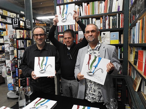 Salvador Garcia-Arb&oacute;s, Abraham Simon i Enric Herce, amb el llibre a les mans