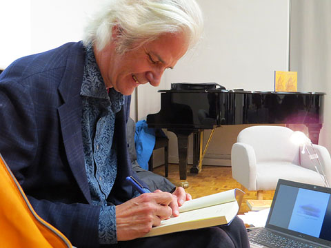 Jacobo Siruela signant llibres a la finalitzaci&oacute; de la presentaci&oacute;