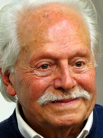 El poeta Josep Tarr&eacute;s durant la presentaci&oacute;