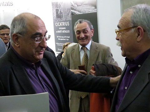 L'historiador Joaquim Nadal i Farreras, el Cap de premsa, comunicaci&oacute; i protocol de la Diputaci&oacute; de Girona, Josep Maria Amargant i Codina, i l'autor del llibre, Pere Codina Gironella